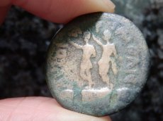 画像9: 古代ローマコイン　属州貨(マケドニア・フィリッピ)　アウグストゥス　ブロンズ貨　前２７－後14年　アウグストゥスの肖像　アウグストゥスとユリウス・カエサルの像 (9)