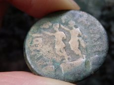 画像11: 古代ローマコイン　属州貨(マケドニア・フィリッピ)　アウグストゥス　ブロンズ貨　前２７－後14年　アウグストゥスの肖像　アウグストゥスとユリウス・カエサルの像 (11)