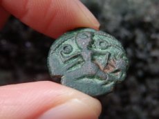 画像11: 古代ケルトコイン　(額装付き)　ガリア・ベロウァキー族　銅貨　前６０－前２５年　走る人　古代ケルト芸術 (11)