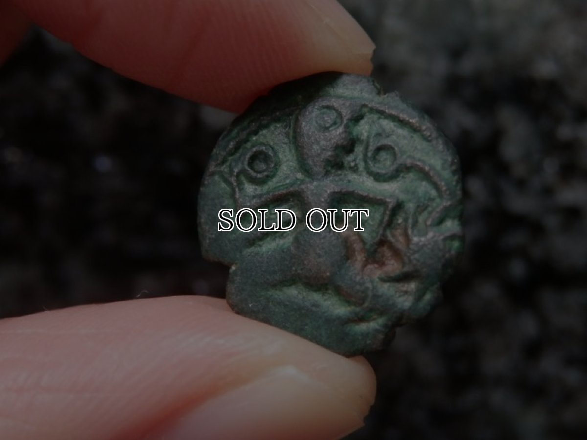 画像9: 古代ケルトコイン　(額装付き)　ガリア・ベロウァキー族　銅貨　前６０－前２５年　走る人　古代ケルト芸術 (9)