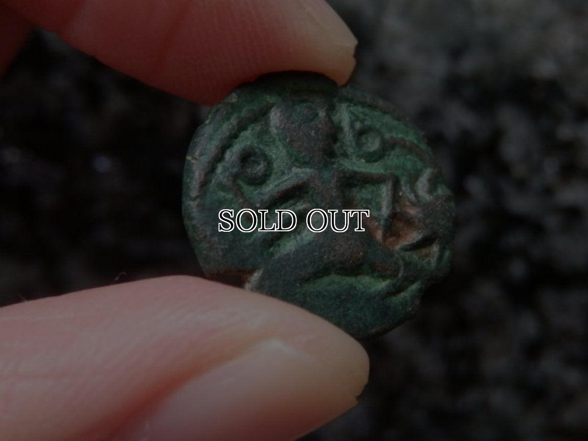 画像10: 古代ケルトコイン　(額装付き)　ガリア・ベロウァキー族　銅貨　前６０－前２５年　走る人　古代ケルト芸術 (10)