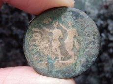 画像8: 古代ローマコイン　属州貨(マケドニア・フィリッピ)　アウグストゥス　ブロンズ貨　前２７－後14年　アウグストゥスの肖像　アウグストゥスとユリウス・カエサルの像 (8)