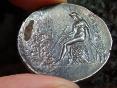 画像3: 古代ギリシャコイン　セレウコス朝シリア　アンティオコス２世テオス　前２６６－前２４６年　テトラドラクマ銀貨　オムパロスに座るアポロン (3)