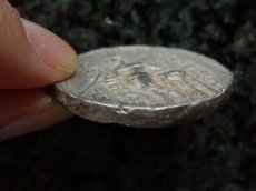 画像4: 古代ギリシャコイン　セレウコス朝シリア　セレウコス2世　前２４６－前２２６年　テトラドラクマ銀貨　セレウコス２世の肖像　トリポッドに肘をつく裸のアポロン  (4)