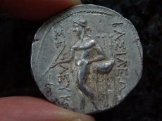 画像9: 古代ギリシャコイン　セレウコス朝シリア　セレウコス2世　前２４６－前２２６年　テトラドラクマ銀貨　セレウコス２世の肖像　トリポッドに肘をつく裸のアポロン  (9)
