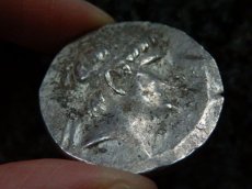 画像8: 古代ギリシャコイン　セレウコス朝シリア　セレウコス2世　前２４６－前２２６年　テトラドラクマ銀貨　セレウコス２世の肖像　トリポッドに肘をつく裸のアポロン  (8)