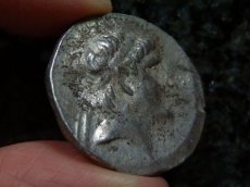 画像7: 古代ギリシャコイン　セレウコス朝シリア　セレウコス2世　前２４６－前２２６年　テトラドラクマ銀貨　セレウコス２世の肖像　トリポッドに肘をつく裸のアポロン  (7)