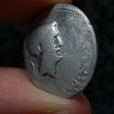 画像10: 古代ローマコイン　マルクス・アントニウス　前４３年　デナリウス銀貨　マルクス・アントニウスとユリウス・カエサルの肖像 (10)