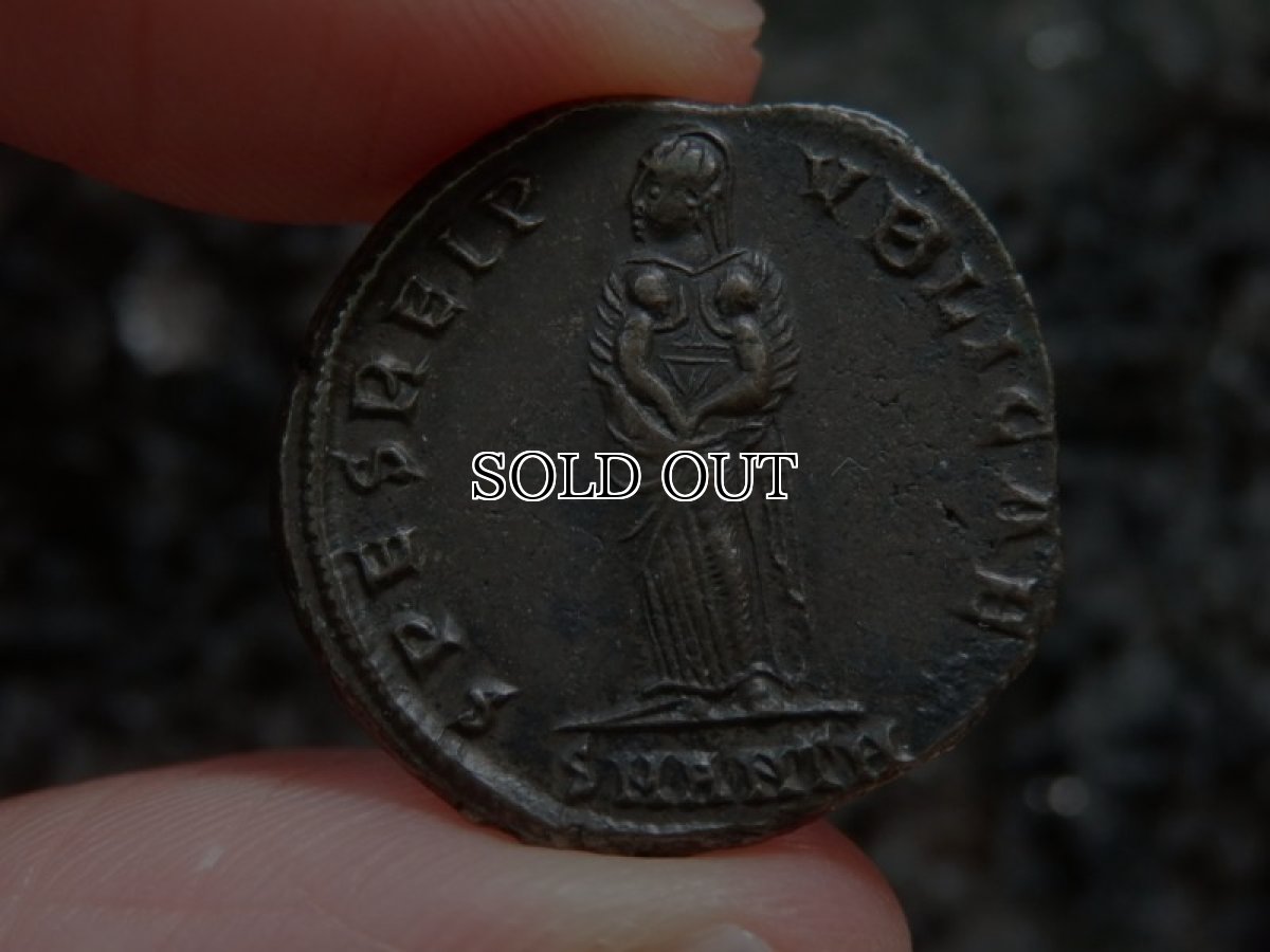 画像5: 古代ローマコイン　帝政期　ファウスタ　コンスタンティヌス帝皇后　ヌムス銅貨　３２５－３２６年　ファウスタ肖像　2人の息子を抱くファウスタ (5)