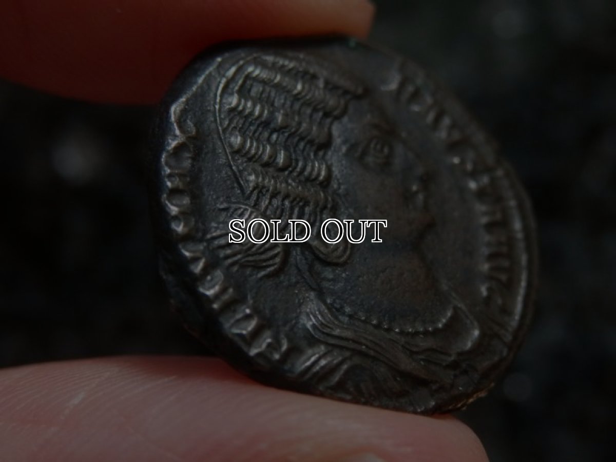 画像3: 古代ローマコイン　帝政期　ファウスタ　コンスタンティヌス帝皇后　ヌムス銅貨　３２５－３２６年　ファウスタ肖像　2人の息子を抱くファウスタ (3)