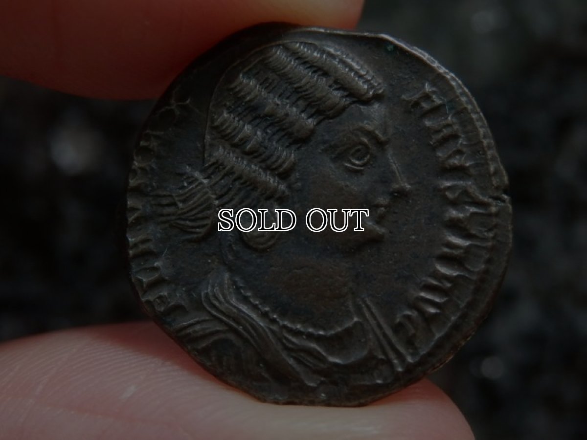 画像2: 古代ローマコイン　帝政期　ファウスタ　コンスタンティヌス帝皇后　ヌムス銅貨　３２５－３２６年　ファウスタ肖像　2人の息子を抱くファウスタ (2)