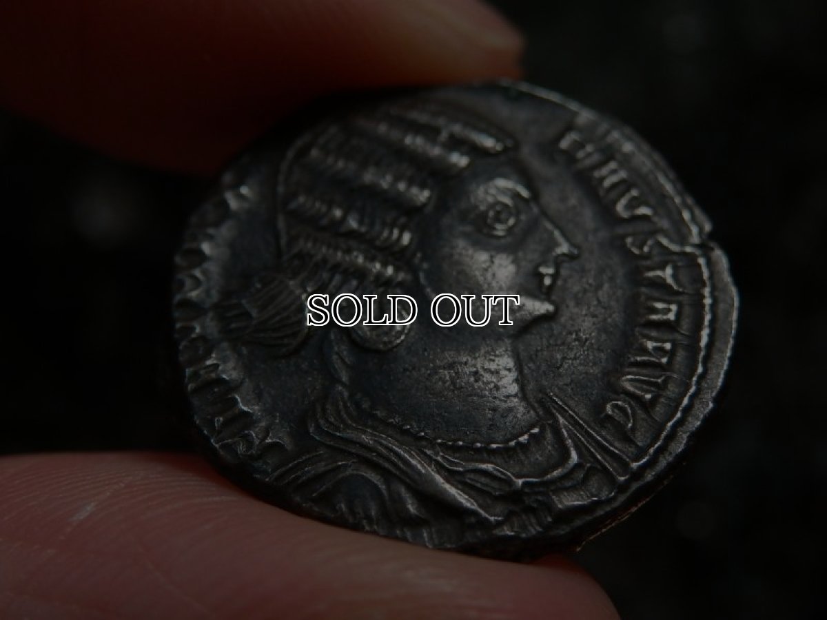 画像4: 古代ローマコイン　帝政期　ファウスタ　コンスタンティヌス帝皇后　ヌムス銅貨　３２５－３２６年　ファウスタ肖像　2人の息子を抱くファウスタ (4)