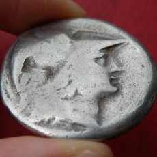 画像6: 古代ギリシャコイン　パンフィリア地方シデ　前１５５－前１３６年　テトラドラクマ銀貨　コリントス式兜のアテナ神　サモトラケのサモトラケのニケを彷彿させるニケの銀貨 (6)