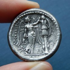 画像6: 古代ギリシャコイン　シチリア島・シラクサ　前３１０－前３０５年　テトラドラクマ銀貨　僭主アガトクレスの勝利の銀貨　戦勝記念柱を建てる勝利の女神ニケ (6)