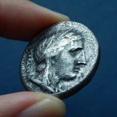 画像3: 古代ギリシャコイン　シチリア島・シラクサ　前３１０－前３０５年　テトラドラクマ銀貨　僭主アガトクレスの勝利の銀貨　戦勝記念柱を建てる勝利の女神ニケ (3)