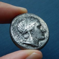 画像4: 古代ギリシャコイン　シチリア島・シラクサ　前３１０－前３０５年　テトラドラクマ銀貨　僭主アガトクレスの勝利の銀貨　戦勝記念柱を建てる勝利の女神ニケ (4)