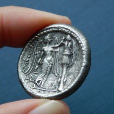 画像7: 古代ギリシャコイン　シチリア島・シラクサ　前３１０－前３０５年　テトラドラクマ銀貨　僭主アガトクレスの勝利の銀貨　戦勝記念柱を建てる勝利の女神ニケ (7)