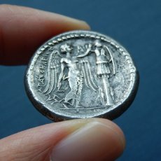 画像9: 古代ギリシャコイン　シチリア島・シラクサ　前３１０－前３０５年　テトラドラクマ銀貨　僭主アガトクレスの勝利の銀貨　戦勝記念柱を建てる勝利の女神ニケ (9)