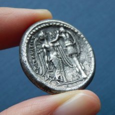 画像8: 古代ギリシャコイン　シチリア島・シラクサ　前３１０－前３０５年　テトラドラクマ銀貨　僭主アガトクレスの勝利の銀貨　戦勝記念柱を建てる勝利の女神ニケ (8)