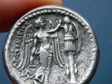 画像10: 古代ギリシャコイン　シチリア島・シラクサ　前３１０－前３０５年　テトラドラクマ銀貨　僭主アガトクレスの勝利の銀貨　戦勝記念柱を建てる勝利の女神ニケ (10)