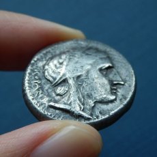 画像5: 古代ギリシャコイン　シチリア島・シラクサ　前３１０－前３０５年　テトラドラクマ銀貨　僭主アガトクレスの勝利の銀貨　戦勝記念柱を建てる勝利の女神ニケ (5)
