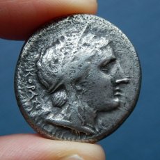 画像2: 古代ギリシャコイン　シチリア島・シラクサ　前３１０－前３０５年　テトラドラクマ銀貨　僭主アガトクレスの勝利の銀貨　戦勝記念柱を建てる勝利の女神ニケ (2)
