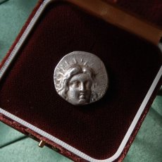 古代ギリシャコイン　カリア地方ロードス島　テトラドラクマ銀貨　前3世紀　エーゲ海の薔薇の島、ロードス島のヘリオスと薔薇の銀貨 