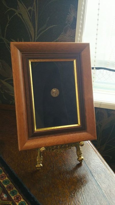 画像1: 古代ローマコイン(額装付き) ユリウス・カエサル 前42年 デナリウス銀貨 ユリウス・カエサル肖像 牛 神格化されたユリウス・カエサルのデナリウス銀貨