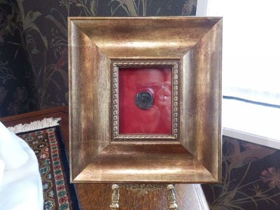 画像1: 古代ローマコイン (額装付き) 帝政期 カリグラ アス銅貨 37-38年 ガリグラの肖像 ウェスタ神