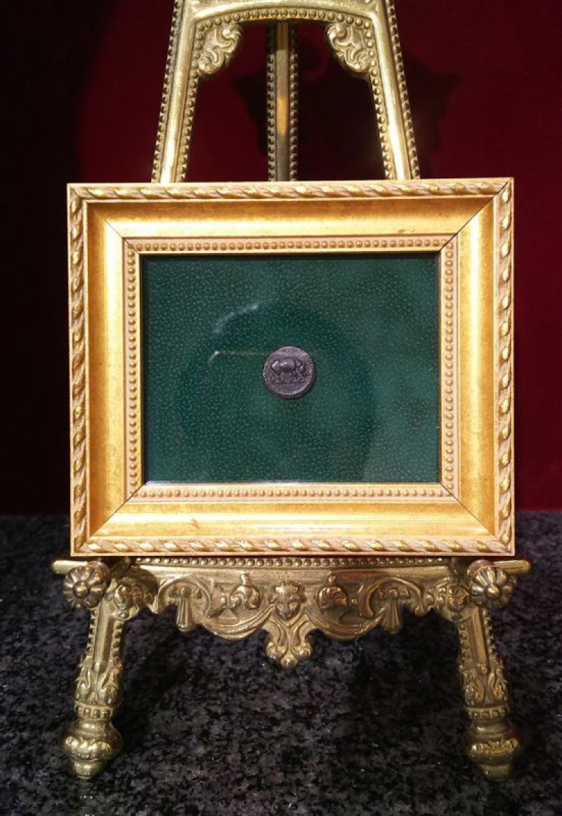 画像2: 古代ローマコイン　(額装付き)　帝政期　ドミティアヌス　クアドランス銅貨　83年以降　「パンとサーカス」を象徴するサイのコイン