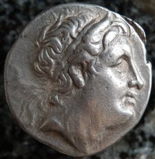 画像2: 古代ギリシャコイン　マケドニア王国　アンティゴノス朝マケドニア　デメトリオス１世　テトラドラクマ銀貨　前２９０－前２８９年　牛角をつけたデメトリオス１世肖像　岩に足を置くポセイドン (2)