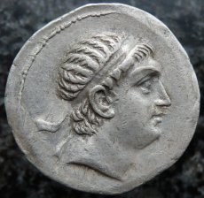 画像2: 古代ギリシャコイン　グレコ・バクトリア王国　エウテュデモス1世　テトラドラクマ銀貨　前２３０－前２１０年　エウテュデモス１世肖像　岩に腰掛けるヘラクレス (2)