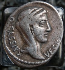 画像2: 古代ローマコイン  共和政期　カッシウス・ロンギヌス　前５５年　デナリウス銀貨　ウェスタ神肖像　ウェスタ神殿と投票札 (2)