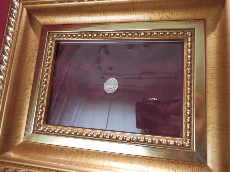 画像2: 古代ローマコイン(額装付き)　共和政終焉期　マルクス・アントニウス　前３２－前３１年　デナリウス銀貨　ガレー船　軍旗、第２軍団　アクティウムの海戦に向け発行されたコイン