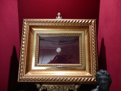 画像1: 古代ローマコイン(額装付き)　共和政終焉期　マルクス・アントニウス　前３２－前３１年　デナリウス銀貨　ガレー船　軍旗、第２軍団　アクティウムの海戦に向け発行されたコイン