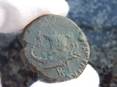 画像3: 古代ローマコイン　共和政終焉期　前３８年　ギリシャ発行　マルクス・アントニウス　センプロニウス・アトラティヌス　ドゥポンディウス銅貨　アントニウスと妻オクタウィアの肖像　ガレー船　アントニウスの艦隊のコイン (3)