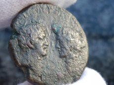 画像2: 古代ローマコイン　共和政終焉期　前３８年　ギリシャ発行　マルクス・アントニウス　センプロニウス・アトラティヌス　ドゥポンディウス銅貨　アントニウスと妻オクタウィアの肖像　ガレー船　アントニウスの艦隊のコイン (2)