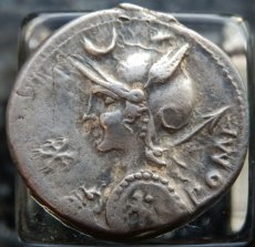 画像2: 古代ローマコイン　共和政期　リキニウス・ネルウァ　デナリウス銀貨　前１１３-１１２年　古代ローマの投票の様子が刻まれた銀貨 (2)