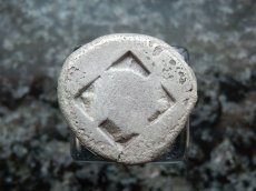 画像3: 古代ギリシャコイン トラキア地域 タソス島 前500-前480年 スタテル銀貨 マイナスを抱くサテュロス (3)