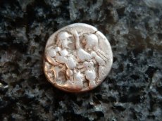画像3: 古代ギリシャコイン(額装付き)　トラキア地域　タソス島　前５００－前４８０年　ドラクマ銀貨　マイナスを抱くサテュロス (3)