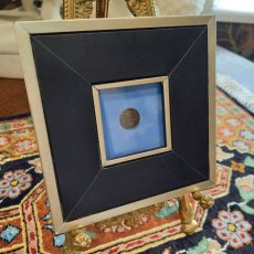 画像4: 古代ギリシャコイン(額装付き)　シチリア島　カマリナ　銅貨　前４１３－前４０５年　ゴルゴン　トカゲを捕まえるフクロウ (4)