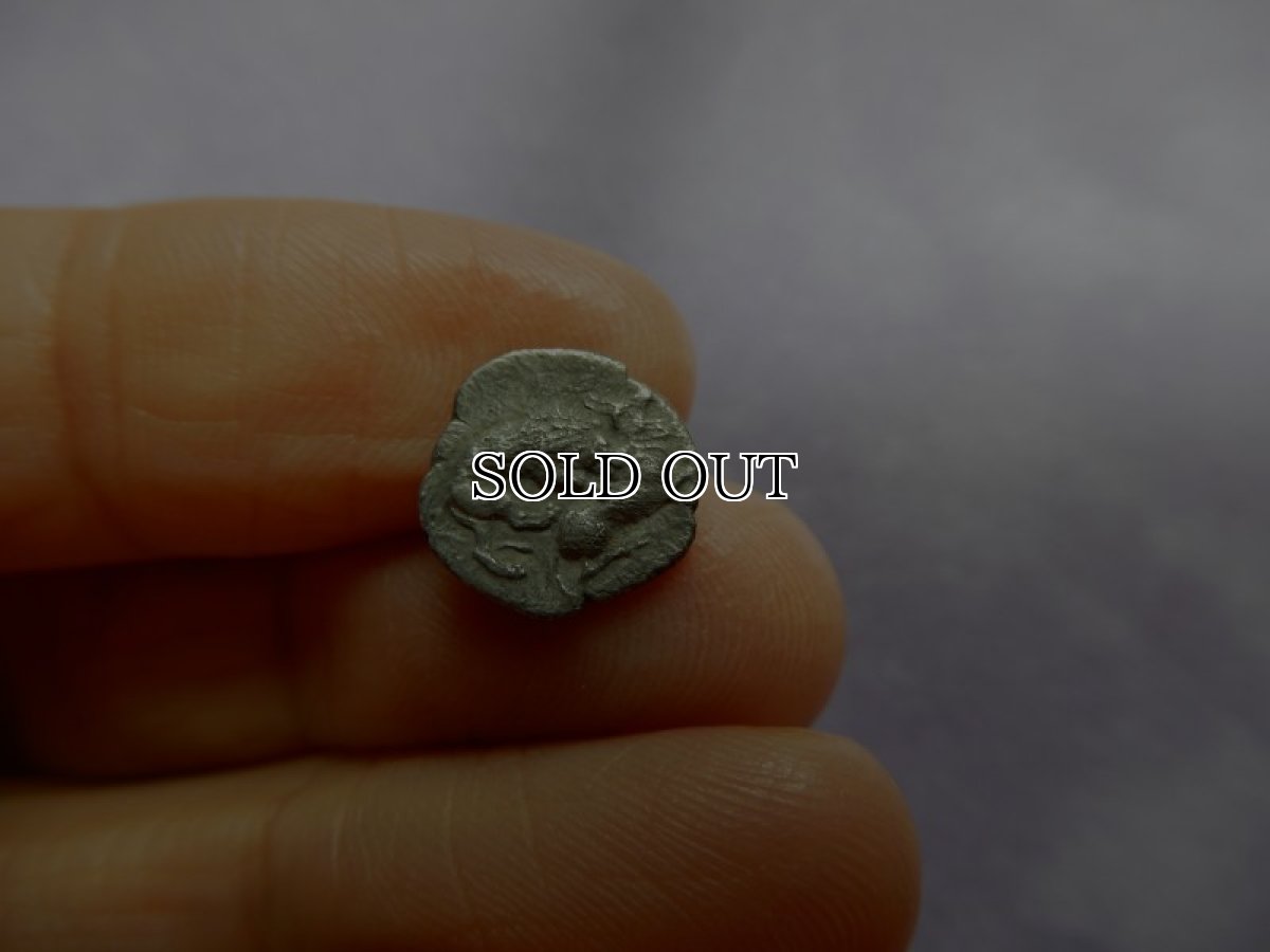 画像9: 古代ギリシャコイン(額装付き)　キリキア　タルソス　オボル銀貨　前３６１－前３３４年　牛を襲うライオン (9)