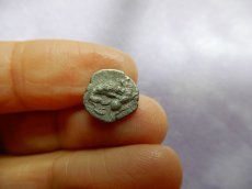 画像9: 古代ギリシャコイン(額装付き)　キリキア　タルソス　オボル銀貨　前３６１－前３３４年　牛を襲うライオン (9)