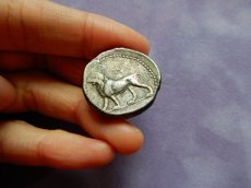 画像5: 古代ギリシャコイン　バビロン　前３２８－前２８０年　テトラドラクマ銀貨　バール神　ライオンの全身像　アレクサンドロス大王の征服後の銀貨 (5)