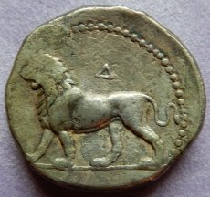 画像3: 古代ギリシャコイン　バビロン　前３２８－前２８０年　テトラドラクマ銀貨　バール神　ライオンの全身像　アレクサンドロス大王の征服後の銀貨 (3)