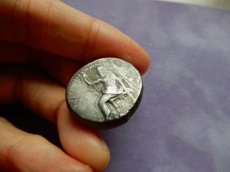 画像5: 古代ギリシャコイン　バビロン　前３２８－前２８０年　テトラドラクマ銀貨　バール神　ライオンの全身像　アレクサンドロス大王の征服後の銀貨 (5)