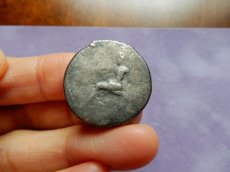 画像4: 古代ギリシャコイン　バビロン　前３２８－前２８０年　テトラドラクマ銀貨　バール神　ライオンの全身像　アレクサンドロス大王の征服後の銀貨 (4)