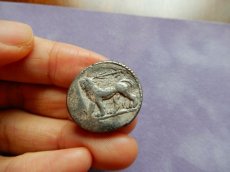 画像4: 古代ギリシャコイン　バビロン　前３２８－前２８０年　テトラドラクマ銀貨　バール神　ライオンの全身像　アレクサンドロス大王の征服後の銀貨 (4)