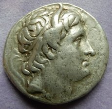 画像2: 古代ギリシャコイン　マケドニア王国　アンティゴノス朝マケドニア　デメトリオス１世　テトラドラクマ銀貨　前２９０－前２８９年　牛角をつけたデメトリオス１世肖像　岩に足を置くポセイドン (2)