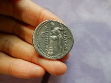 画像4: 古代ギリシャコイン　マケドニア王国　アンティゴノス朝マケドニア　デメトリオス１世　テトラドラクマ銀貨　前２９０－前２８９年　牛角をつけたデメトリオス１世肖像　岩に足を置くポセイドン (4)